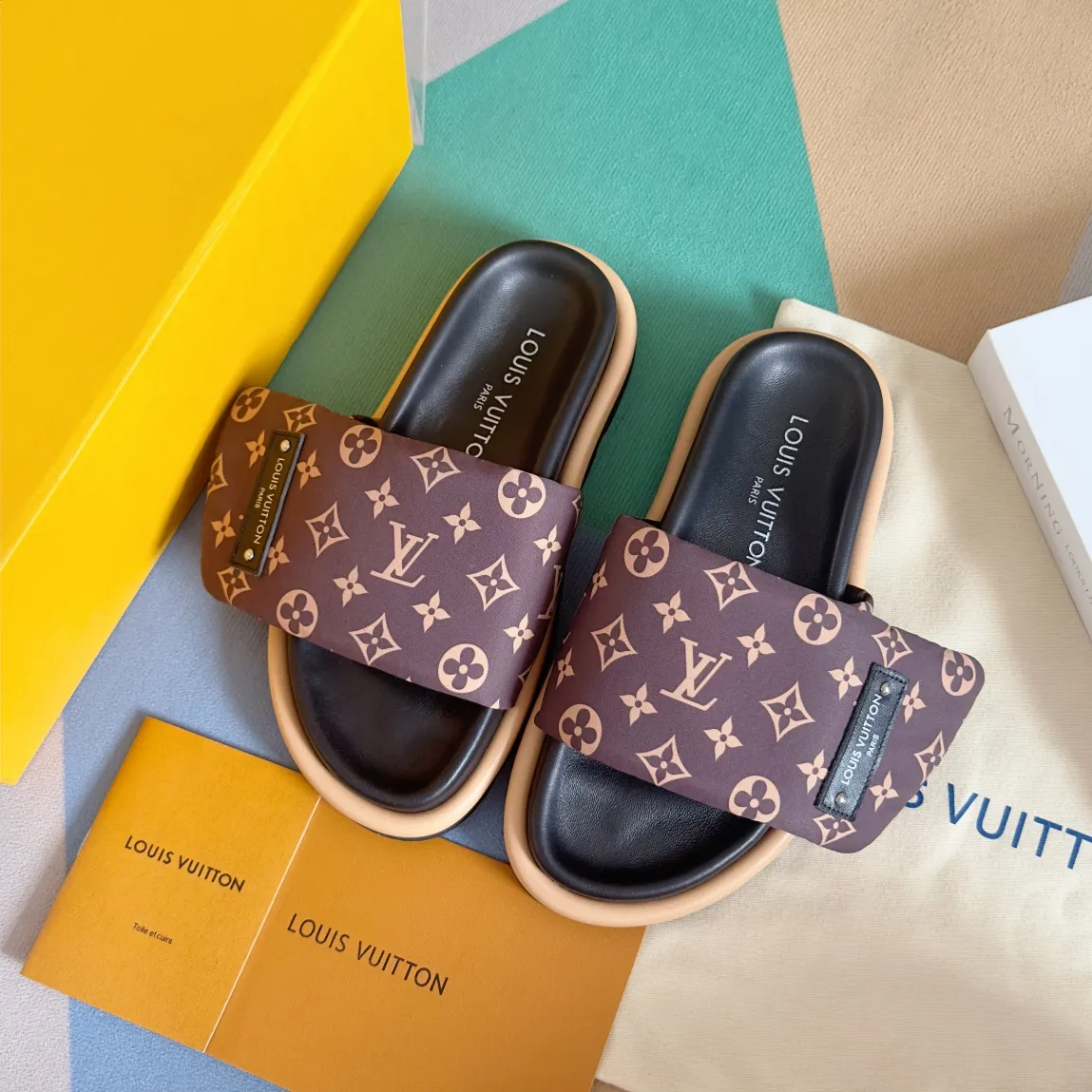 Factory direct sale 180👟👟 Women's Shoes Women's Clothing Women's Shoes Women's Clothing LV Louis Vuitton L Jialu Brand POOL PILLOW COMFORT Velcro Denim Denim Checkerboard Embossed Bread Flat Sandals Original purchase and development Production This Pool Pillow Comfort flat sandal is padded with neoprene to create a comfortable wide upper, and then embossed with the classic Monogram pattern. Velcro for easy adjustment, and a resilient insole and lubricious outsole complete the package. Exquisite packaging at the delivery counter 🛍📦 ▪️Fabric: Original customized technical fabric ▪️Inner lining: Original customized sheepskin foot pads ▪️Sole: Original open-molded rubber foam outsole ▪️Sole thickness: 4CM ▪️Size: Women's 35-40 / Men's 39-45